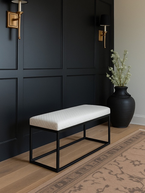 Schwarzer Metall-Hocker im Loft-Stil