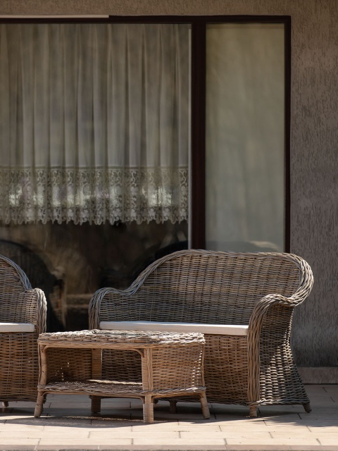 Rattanowa sofa ogrodowa z fotelem - zestaw rustyklany