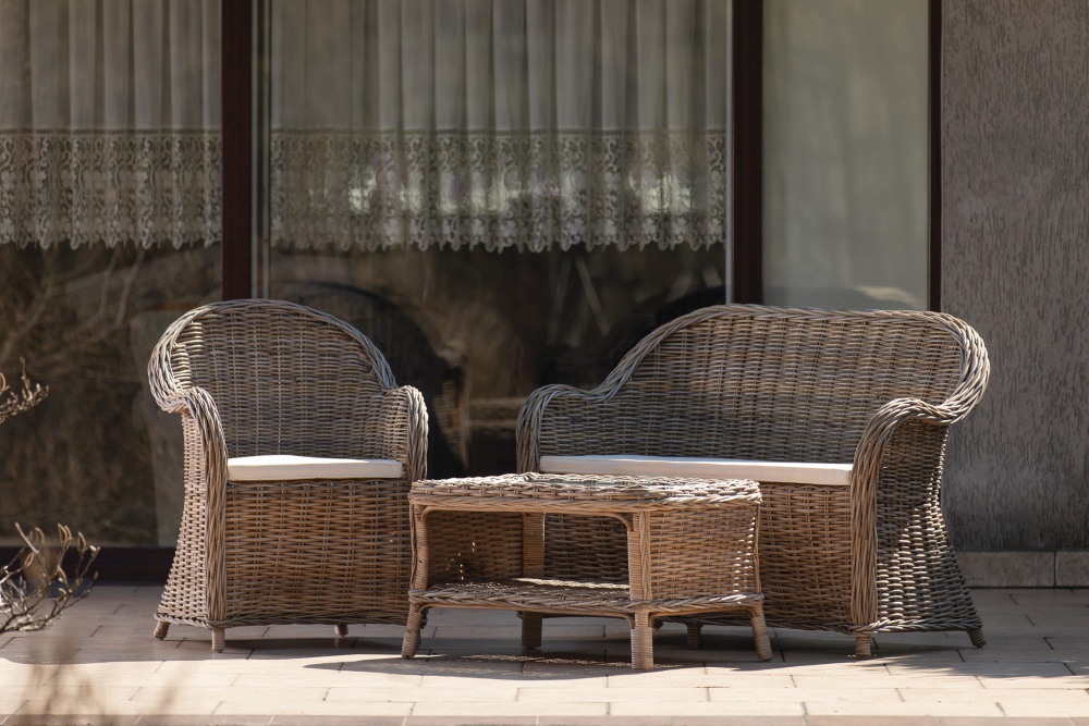 Rattan-Gartensofa mit Sessel – rustikales Set