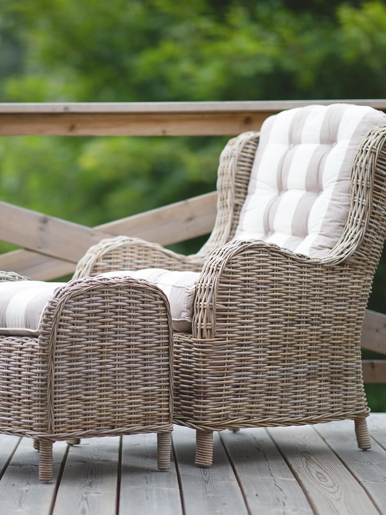 Rattansessel, rustikal mit Fußstütze, warme Grautöne, natürlich
