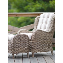 Rattansessel, rustikal mit Fußstütze, warme Grautöne, natürlich