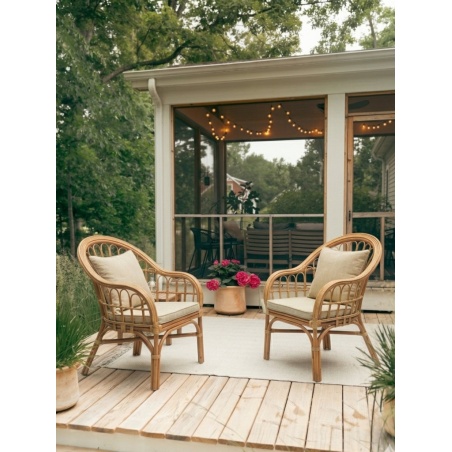 Gartenstühle aus natürlichem Rattan auf der Terrasse