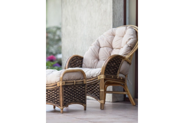 Stilvoller Rattansessel mit Fußhocker, Prestono