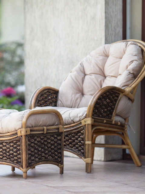 Stylowy fotel rattanowy z podnóżkiem, Prestono