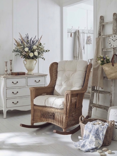 Fotel bujany rattanowy z drewnem - stylowy i prestiżowy