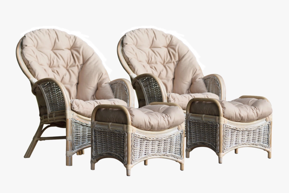 Natürliche Rattansessel, hell, mit Fußhockern.