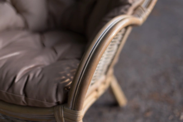 Zwei Rattansessel mit Fußhockern, gebleicht, naturbelassen - Akspol