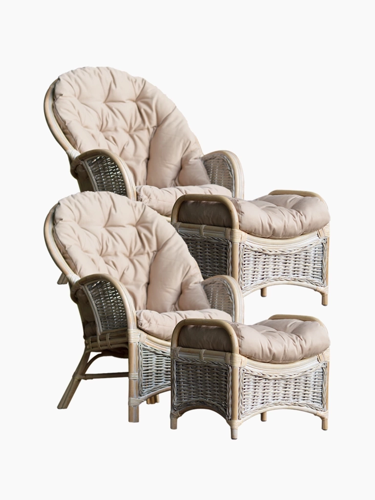 Zwei Rattansessel mit Fußhockern, weiß gewaschen, naturfarben