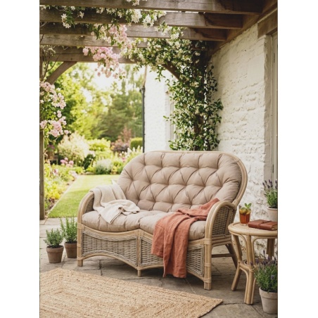 Sofa boho rattanowa przecierana na biało