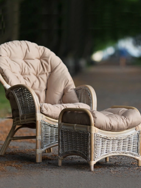 Rattanstuhl Lirene mit Hocker