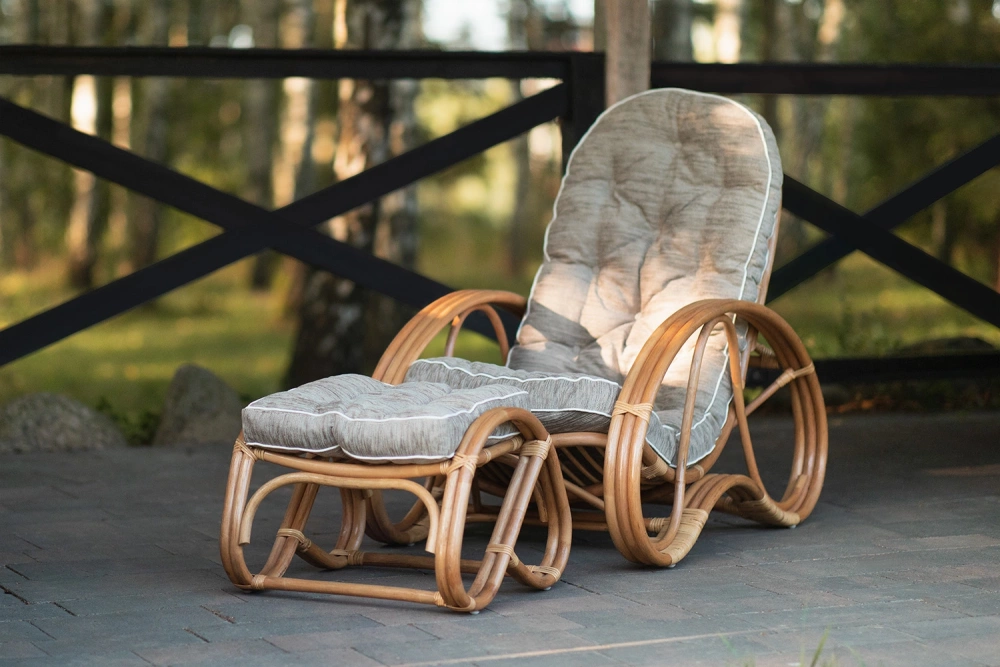 Bequemer Rattansessel mit Hocker, natur