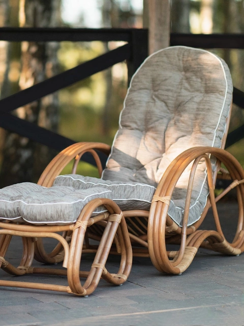 Bequemer Rattansessel mit Hocker, natur