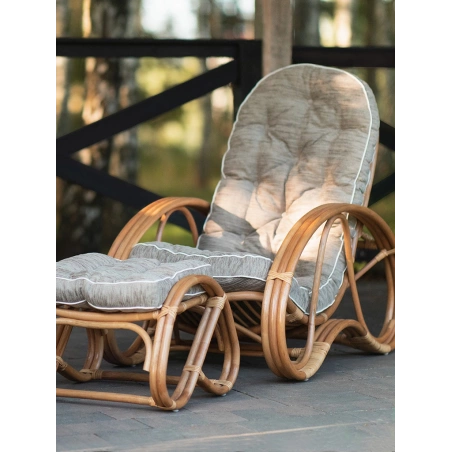 Bequemer Rattansessel mit Hocker, natur