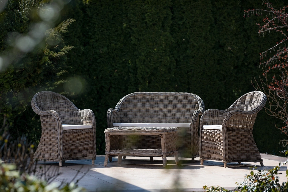 Sivý ratanový nábytok na terasu, do domu aj záhrady