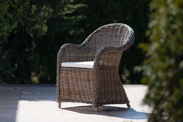 Grauer Rattan-Sessel Rosto