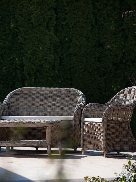 Graue Rattanmöbel für die Terrasse, für Zuhause und Garten