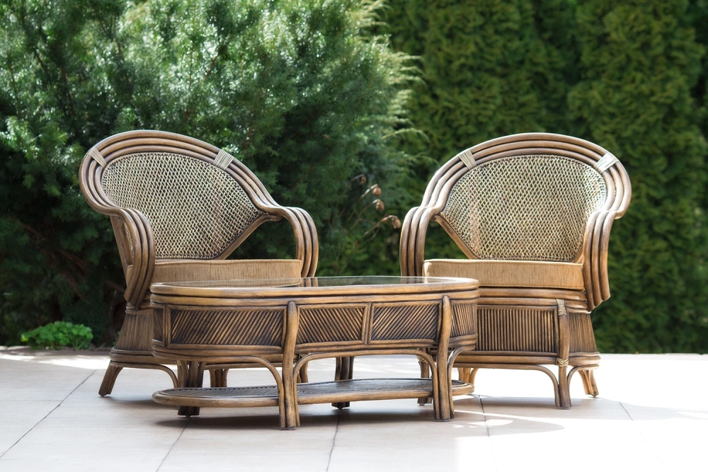 Stylizowane meble rattanowe w połączeniu z orientalnym bambusem.