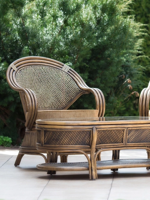 Stylizowane meble rattanowe w połączeniu z orientalnym bambusem.
