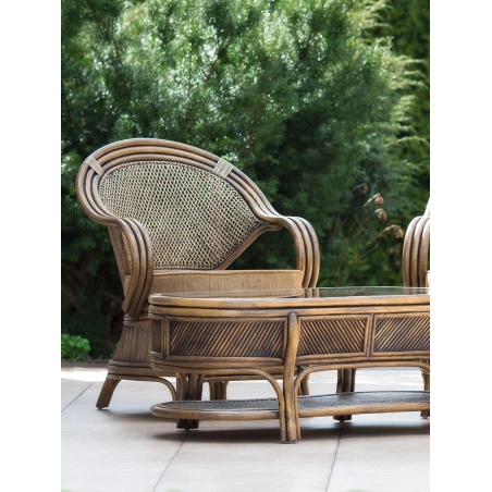 Stylizowane meble rattanowe w połączeniu z orientalnym bambusem.