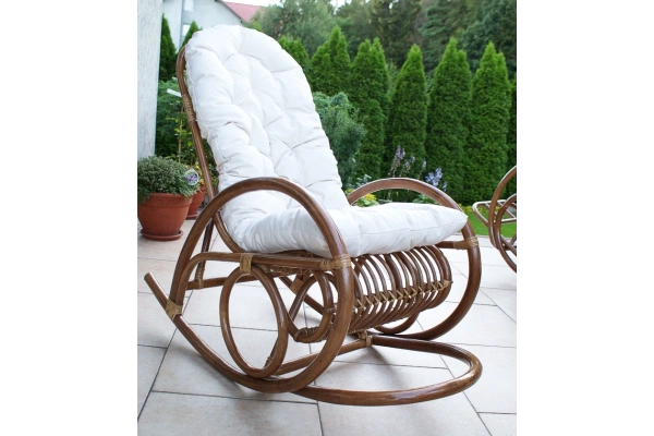 Ratanové hojdacie kreslo s bielym vankúšom