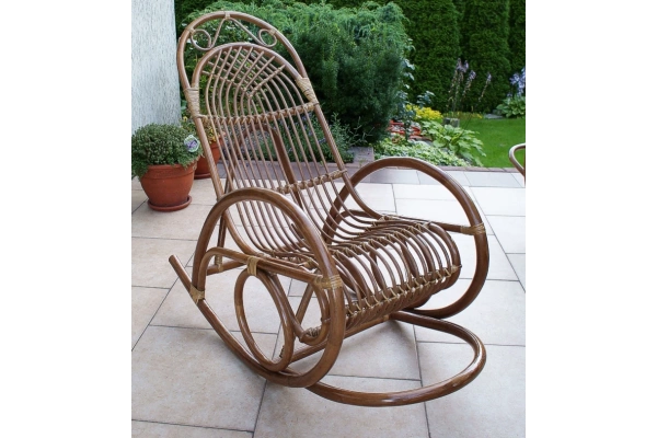 Hojdacie ratanové kreslo s bielym vankúšom