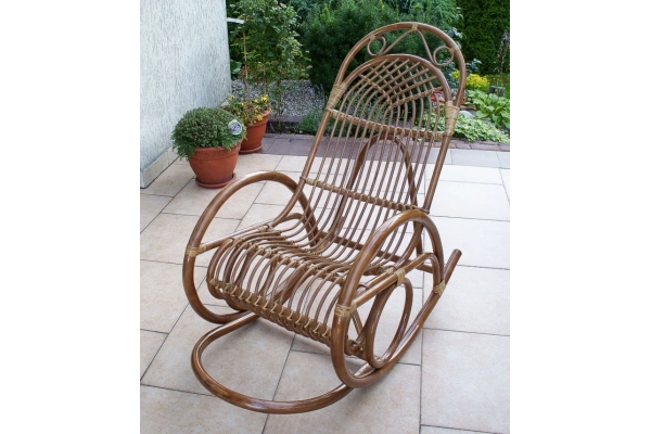 Rattanowy fotel bujany z białą poduszką