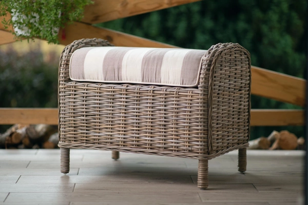 Grauer Rattan-Fußhocker