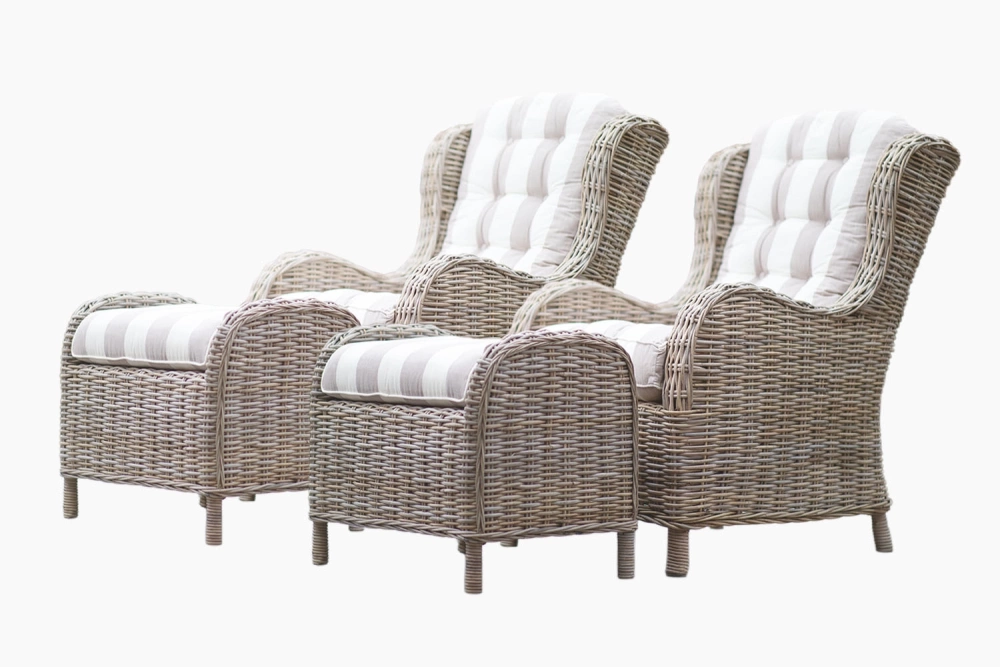 Zwei rustikale Rattansessel mit Fußstützen