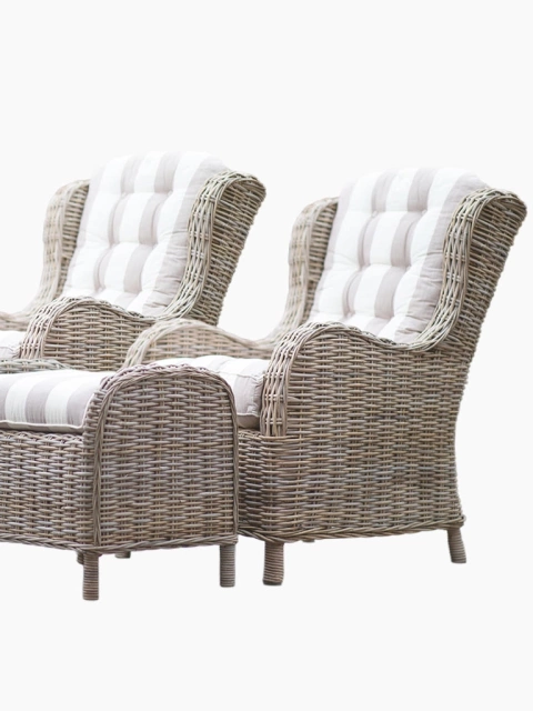 Dve rustikálne ratanové kreslá s podnožkami