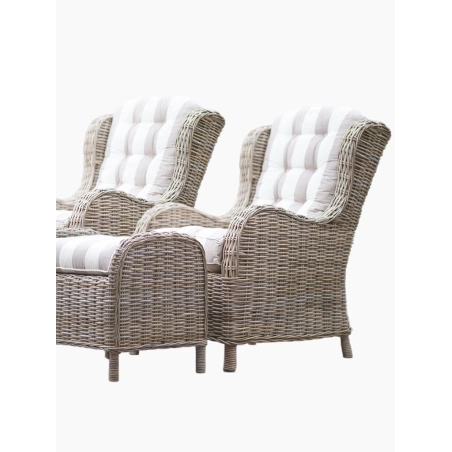 Dve rustikálne ratanové kreslá s podnožkami