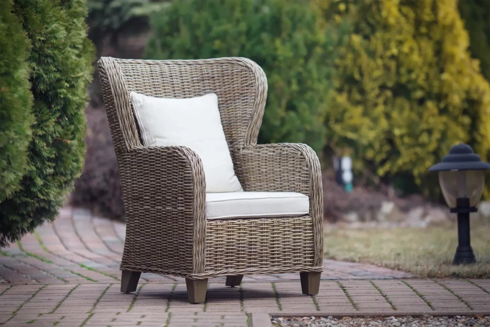 Rattansessel im kolonialen Stil