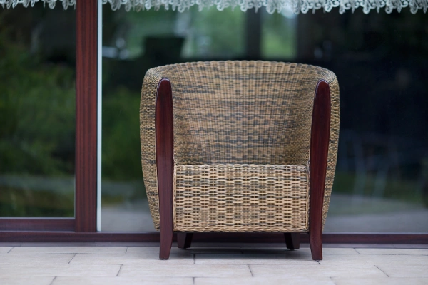 Szykowny-fotel-rattanowy-front