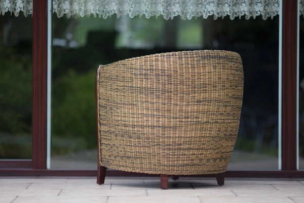 Szykowny fotel rattanowy- tył.