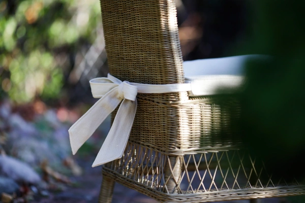 Kopplung des Kissens am Rattansessel