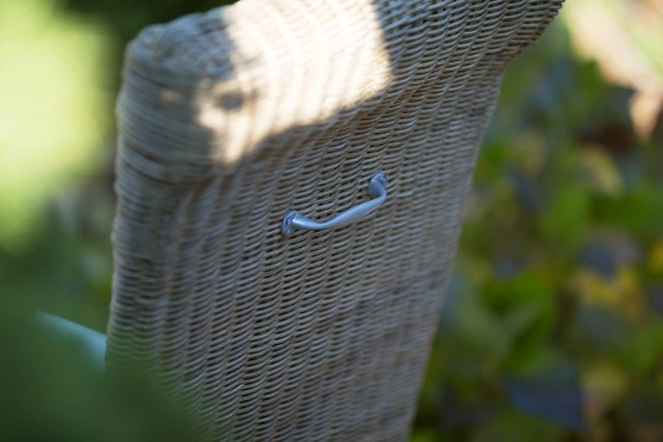 Griff auf der Rückseite des Rattansessels