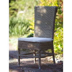 Rattanstuhl für Zuhause und Terrasse, natürlich, in warmem Grau – Dootre.