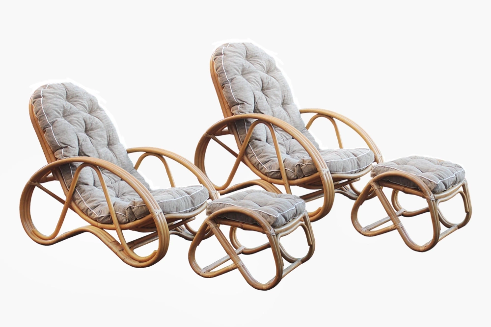 Zwei Rattanstühle mit Fußhockern