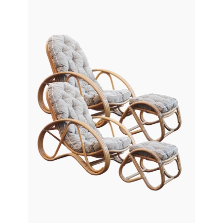 Zwei Rattanstühle mit Fußhockern