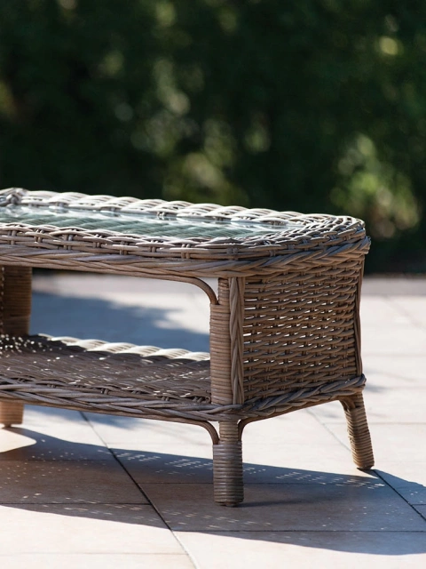 Ratanový stolík, sivý so sklom