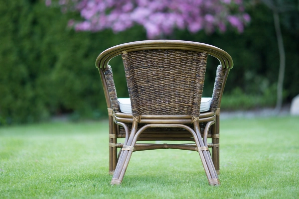 Rückseite des Rattanmöbels mit Abaca