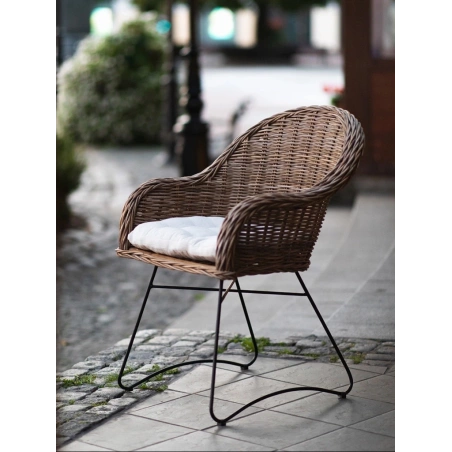 Rattanowy fotel Rosue, metalowa podstawa