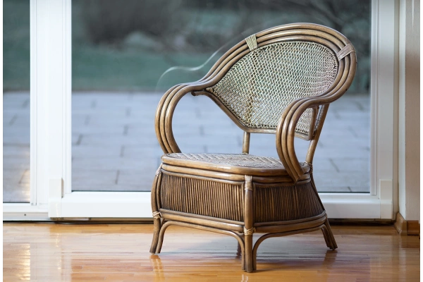 Stylischer Rattansessel in Braun