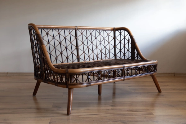 Śliczna sofa rattanowa z drewnem, naturalna