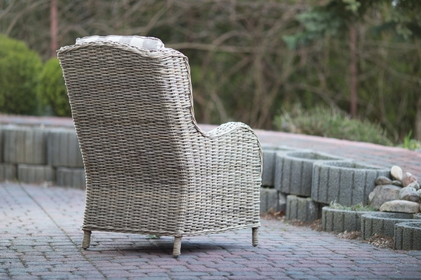 Grauer rustikaler Rattansessel m36