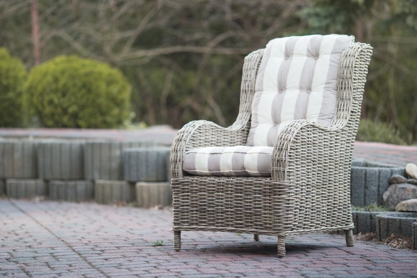 sivé-rustikálne-ratanové-kreslo