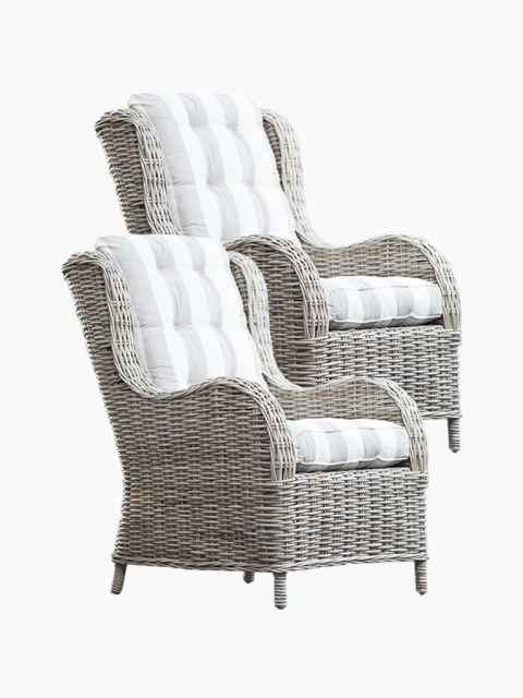 Ratanové kreslá so sivými vankúšmi