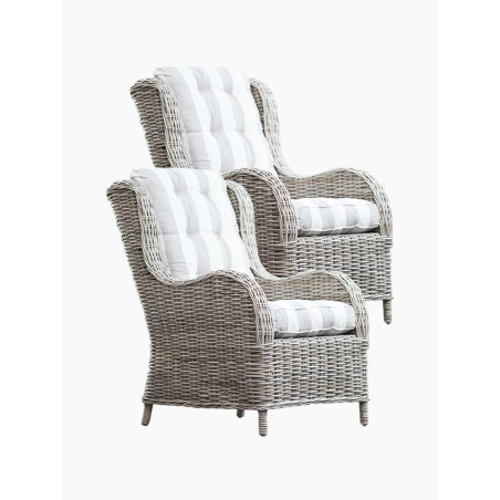 Ratanové kreslá so sivými vankúšmi