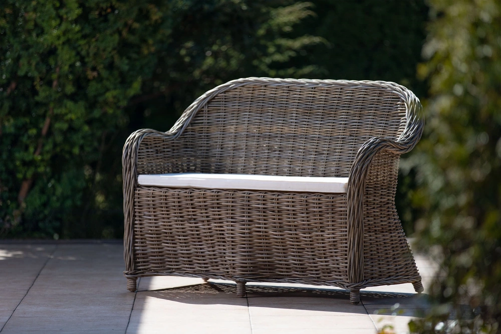 Graue Rattansofa für Haus und Garten