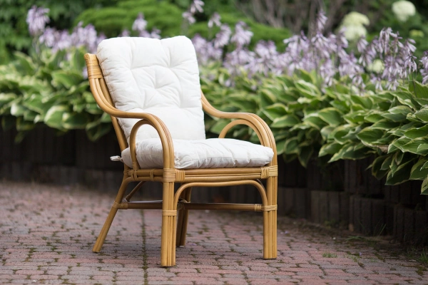 Ratanové kreslo medovo hnedé