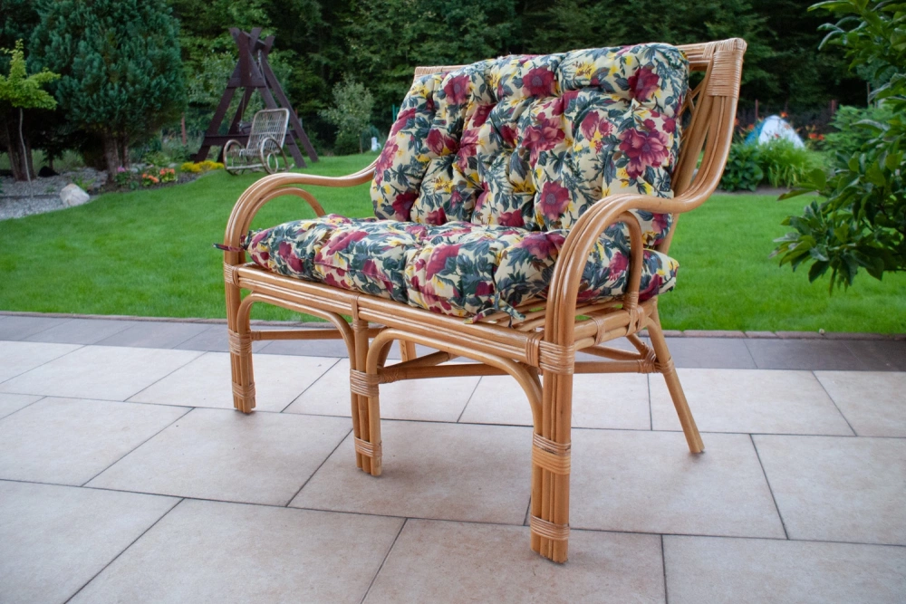 Ogrodowa ławka rattanowe w kolorze miodowy brąz kwiatowe poduchy